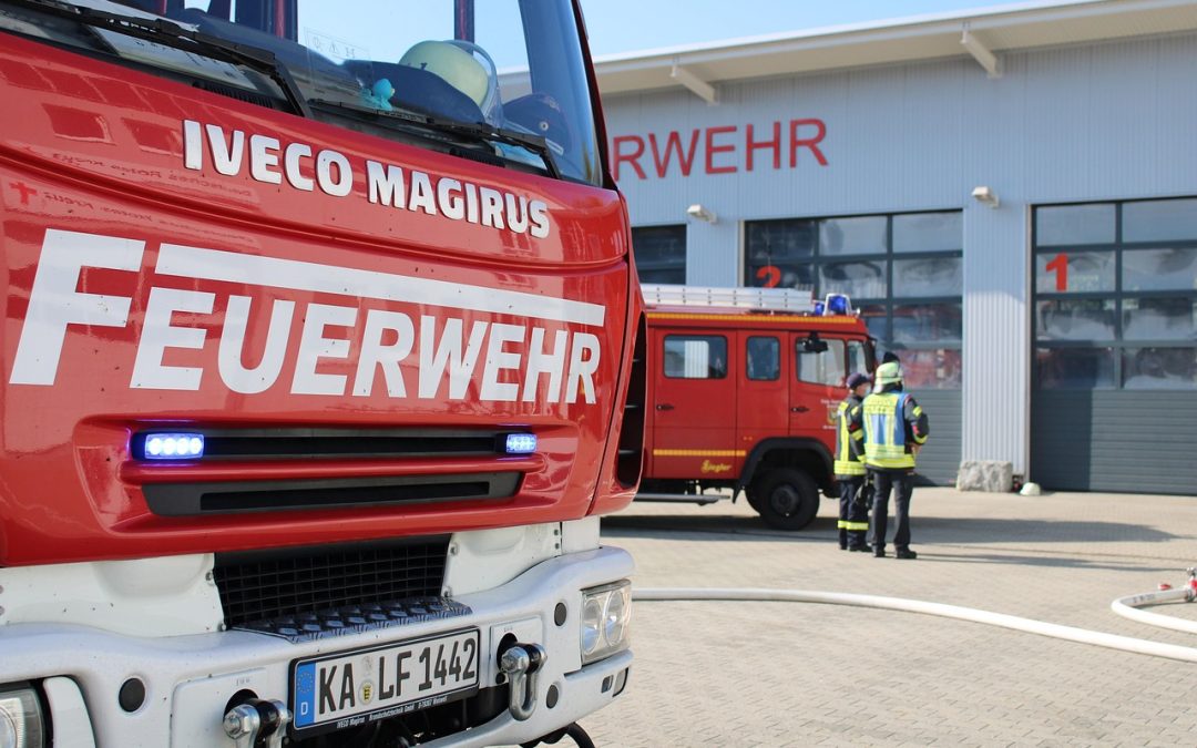 Dinas Damkar Landak Tanggap Darurat di Pinggir Sungai