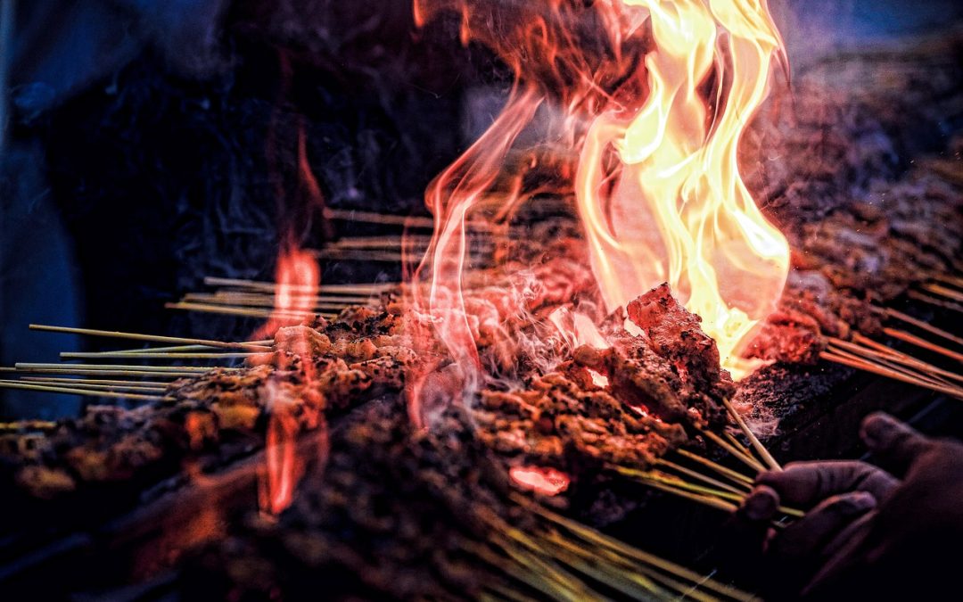 Dinas Damkar Landak Evakuasi Ular di Perbukitan