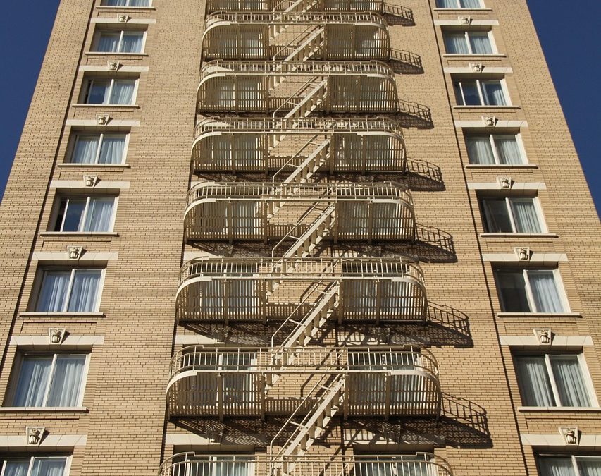 Dinas Damkar Landak Bantu Tabrakan Kendaraan di Pelabuhan